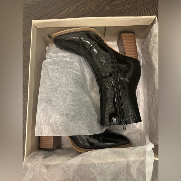 Vero Moda Boot
BLACK PATENT - Picture 2 of 7